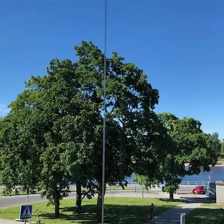Upea Saunallinen Kaksio Jokinaekymaellae *
